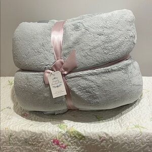 NWT SIMPLY SHABBY CHIC QUEEN/FULL PLUSH BLANKET, SAGE
